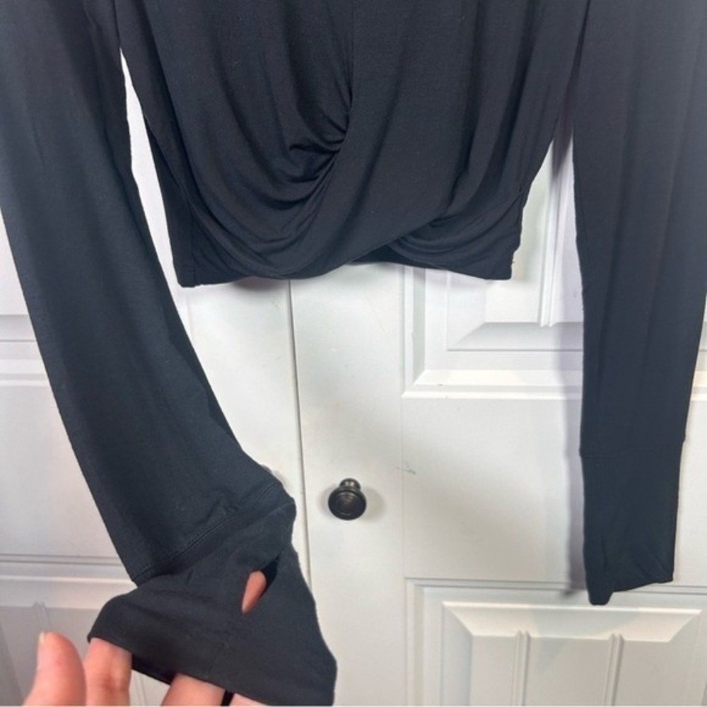 OFFLINE by Aerie Twist Front Crop Top Womens Small Black Long Sleeve Thumbholes - Picture 5 of 8